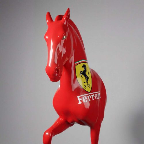sculpture cheval en fibre de verre rouge brillant style réaliste avec logo Ferrari jaune, pour publicité ou décoration événementielle
