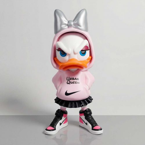 figure canard en fibre de verre style cartoon vêtue d'un hoodie rose