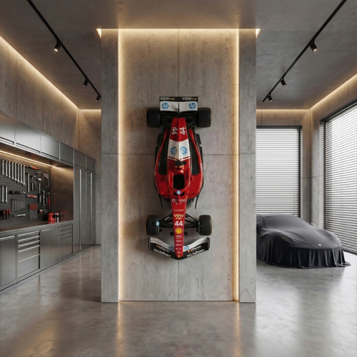 figure voiture de course en fibre de verre rouge style réaliste montée verticalement pour déco événementielle ou showroom