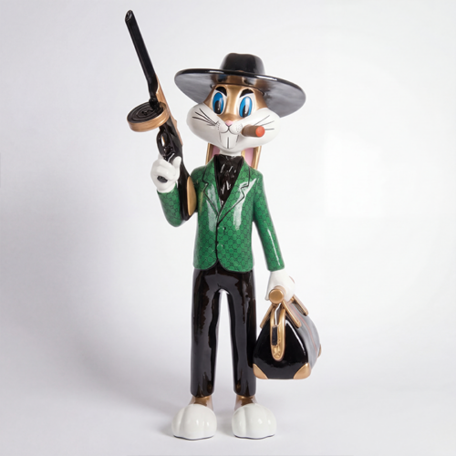 figure lapin gangster en fibre de verre, style cartoon réaliste vert et noir, chapeau, cigare, sac et mitraillette, déco/publicité événements commerciales