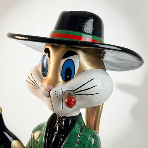 figure lapin en fibre de verre style cartoon chic, chapeau noir bande verte et rouge, smoking vert à motif, décoration/pub événementielle