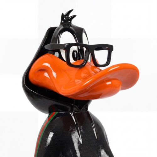 figure canard en fibre de verre noir et bec orange brillant, style pop art avec lunettes, usage déco ou publicité