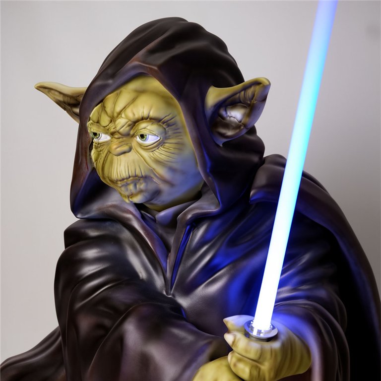 figure Yoda en fibre de verre, sculpture réaliste verte en robe noire tenant un sabre laser bleu pour déco ou pub