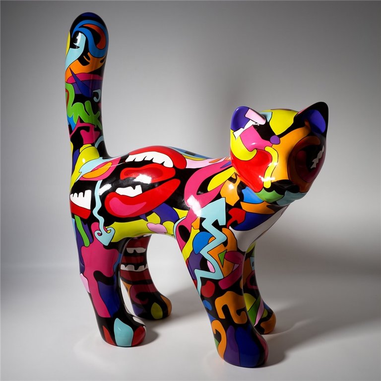 Grande figure de chat avec peinture artistique