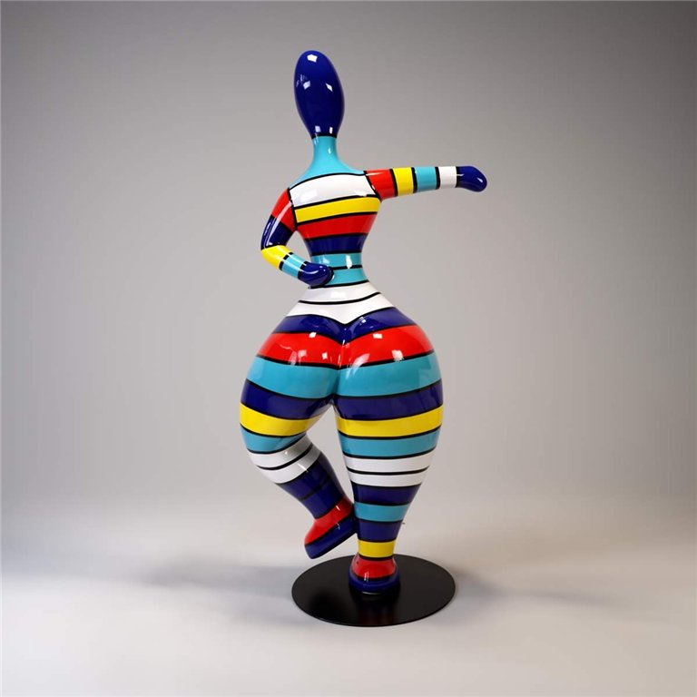 Grande figurine de poupée à rayures