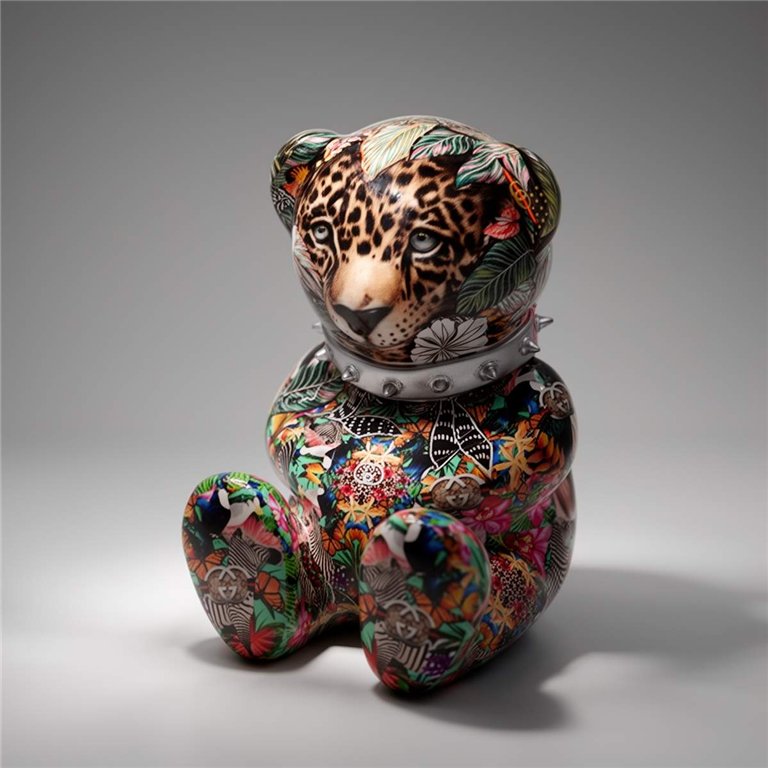 Ours de 31 cm avec un collier à pointes motif tigre