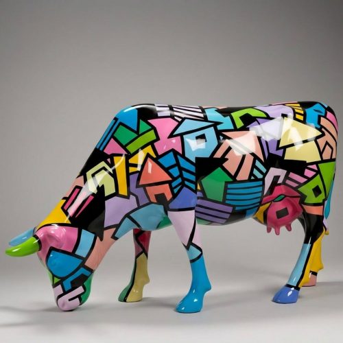 Artystycznie Malowana Figura Krowy Pasącej Się - Geometryczna Abstrakcja