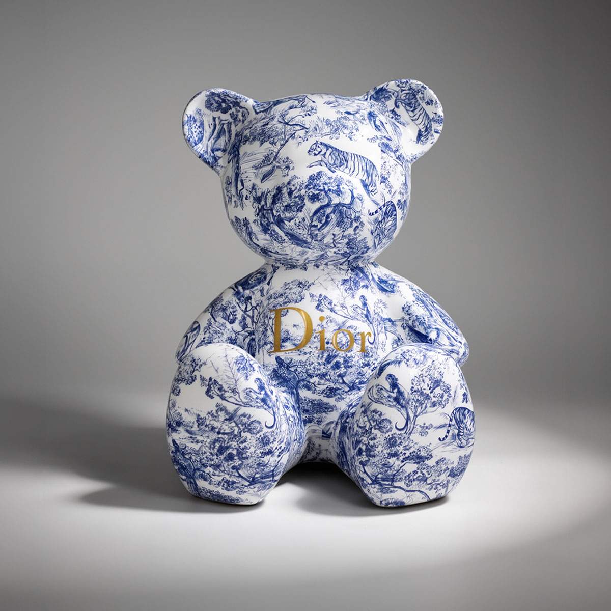 Artystyczna Figura Misia Siedzącego Dior Toile - tył